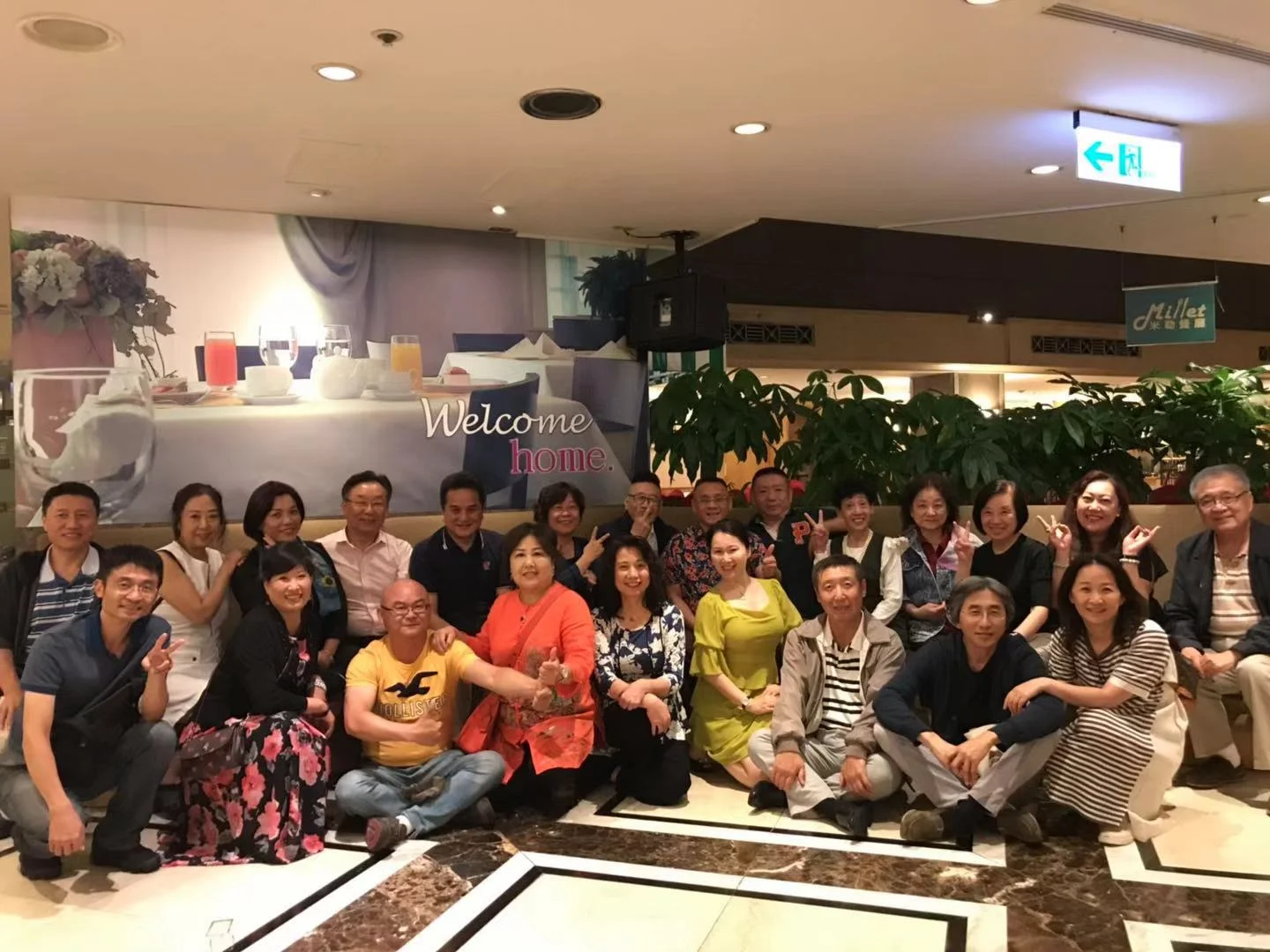 九歌民族管弦乐团团长林运佑(第一排左一),桃园市立国乐团团长、九歌民族管弦乐团艺术总监孟美英女士(后排左起六),美国中华国乐团音乐总监瞿春泉大师(后排左起七),以及美国中华国乐团、洛杉矶越剧之家的成员们。