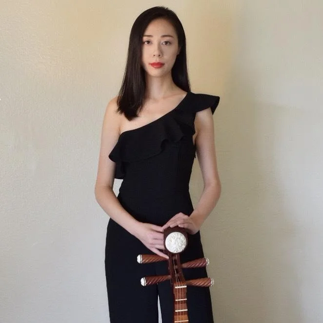 金烨 旅美青年琵琶演奏家,中国民族管弦乐学会琵琶专业委员会会员,美中华人音乐家协会副会长。出生于上海,5岁学习琵琶,2007年以优异成绩考入上海戏剧学院音乐表演-琵琶专业,师从国家京剧院琵琶一级演员毕志芳,并曾得到世界级琵琶演奏家吴蛮,中国著名琵琶大师陈钧的点拨。2011年毕业后致力于从事琵琶教育和演奏事业,先后在上海世博会,上海音乐厅,上海东方艺术中心等专业音乐表演艺术中心演奏。2015年赴美国深造,于纽约理工大学(New York Institute of Technology)攻读Leadership in the Arts and Entertainment Industries硕士学位,2018年以优异成绩毕业。在美期间,先后在旧金山,纽约,洛杉矶,印第安纳州积极传扬和推动中国民族音乐文化,并荣获多个国内及国际音乐重要奖项:东方青少年艺术明星大赛上海赛区青少年组琵琶银奖;美国华悦杯国际器乐比赛琵琶一等奖;美国国际音乐比赛青年艺术奖弹拨乐一等奖;纽约中国器乐国际比赛琵琶一等奖。2017年-2018年受邀与美国十大顶尖交响乐团之一“旧金山交响乐团(San Francisco Symphony)”在 路易斯戴维斯交响乐音乐厅 (Louise M. Davies Symphony Hall)合作演出奥斯卡最佳电影主题音乐;与美国洛杉矶梅拉诺文化演艺公司旗下中华国乐团参加第14届中美电影节开幕式颁奖典礼的音乐演出;与世界级琵琶演奏家,5次格莱美提名者--吴蛮,格莱美提名者小提琴演奏家--Bruce Molsky同台演出。 金烨擅长将传统民乐进行突破和创新和即兴演奏。把民乐元素完美地融入西方音乐,用传统琵琶演奏流行,爵士,乡村,世界等其他流派的音乐,打破民乐的局限性。其目的在于将琵琶和民乐带入西方观众的眼帘,她认为琵琶需要被传承,更需要突破传统,民乐在保留传统的同时,也要有一定的改革和颠覆, 吸引更多年轻的,不同国界的观众群体,让他们有机会欣赏并了解中国民乐不同于西方音乐的独特韵律。