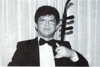 吴人健: 自幼生活在音乐艺术的氛围中,经其父吴国樑(中国国乐界江南丝竹专家)启蒙親授开始专习二胡,10岁后加入北京少年宫民族乐队开始较正规的民乐训练教育。1965年考入中国音乐学院附中专习二胡,先后师从严忠宣老师,刘镇华老师,蒋青老师,并有幸获得胡琴大师刘明源,王国潼的指教,受益非浅。1971年毕业后进入北京舞蹈学院民乐队担任主要二胡演奏员。1980年移居美国洛杉矶,先后在美国加州州立旧金山大学,UCLA洛杉矶大学,蓝尼学院,UCIRVINE尔湾大学, 以及美国芝加哥西北大学,Oaklahoma 大学 等地教学示范,助教以及 独奏表演。并先后加入 “罗省中国乐社”,“春雷国乐社”及Elizabeth Waldo Pan Asia Ensemble, 担任二胡独奏。期间为 电影 “Red Corner” 配乐录音演奏,参加 Hollywood Bowl 中国音乐展演等诸多活动。 1988 年获邀参加国立中正文化中心/台北国立艺专在台北中正纪念堂音乐厅主办的“青年国乐家联合独奏会”担任中胡独奏 “草原上“ 二胡独奏”阳关三叠“深获好评。 经过在美多年的努力,对中国民族音乐在北美地区,南北加州的弘扬和推广做出了应有的贡献。 1989 年后开始经商并逐步淡出文艺商演活动,直至今日才有机会重归音乐舞台,以圆年青时的梦想。