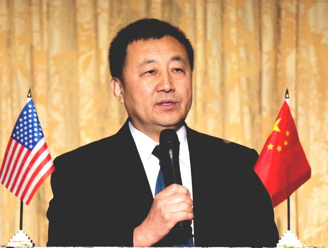 陶海心,字涵之、耀之,号“致知格物学人”。学者,画家、书法家,社会公益事业工作者。1977年恢复高考后首届考入清华大学,高分子化学工学士、技术经济学工学硕士。自幼延承家学,研习书画国学,五十余年不辍。1976年底,插队期间创作的美术作品被选拔参加过文革后首届全国美展。1990年代初作品进入书画拍卖与销 售市场,创作与展览活动连年不断并拓展至海外。作品的收藏者有中国领导人、台湾地区领导人、联合国机构、外国驻华使团、美国国会图书馆、国内外基金会、中外著名大学、企业家及文化艺术界人士。