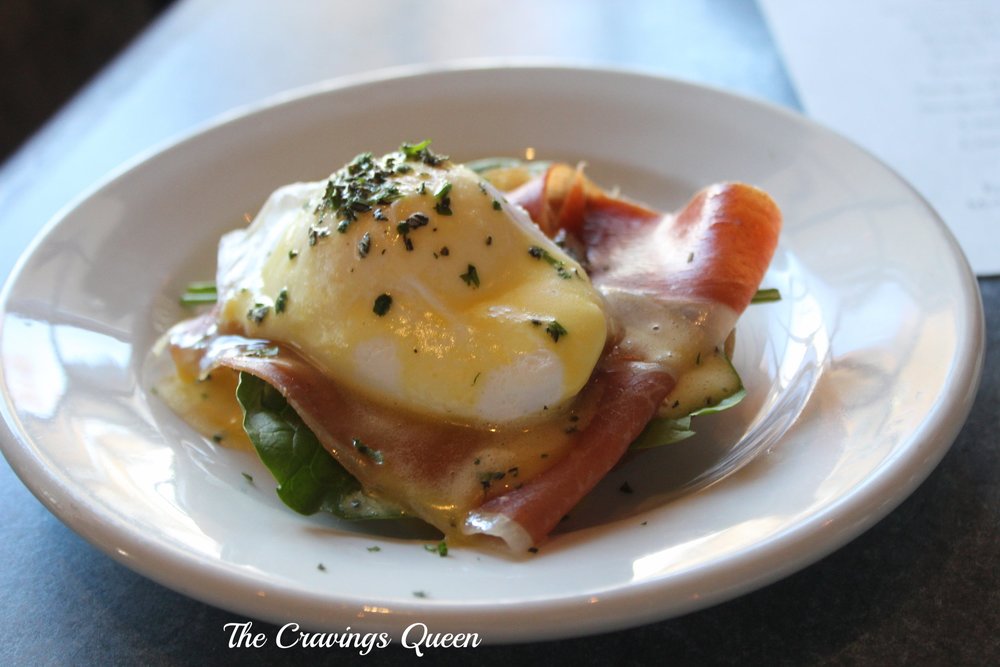 Riverwalk-Restaurant-eggs-benedict.JPG