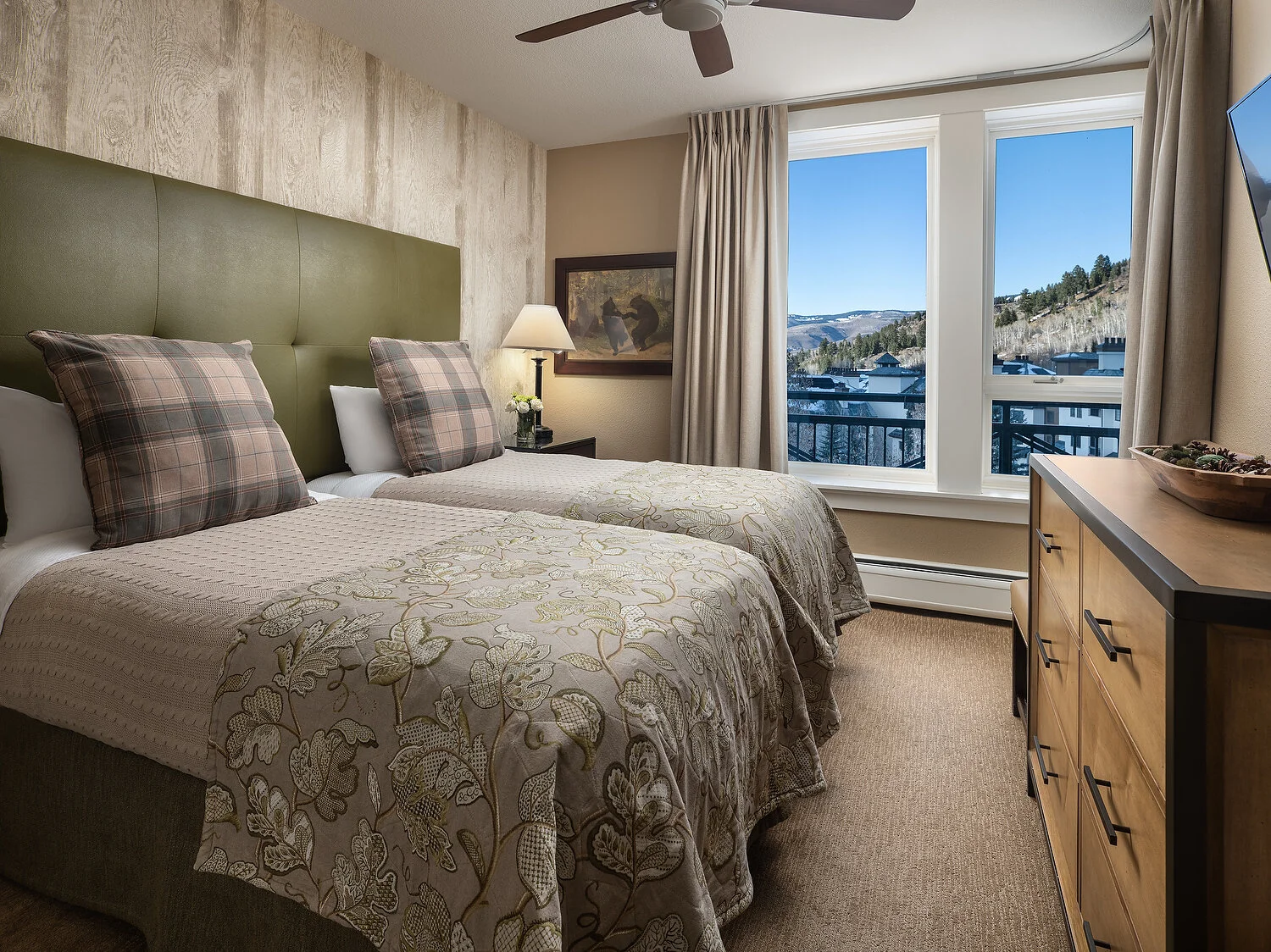 mountain lodge second bedroom 21(1).JPG