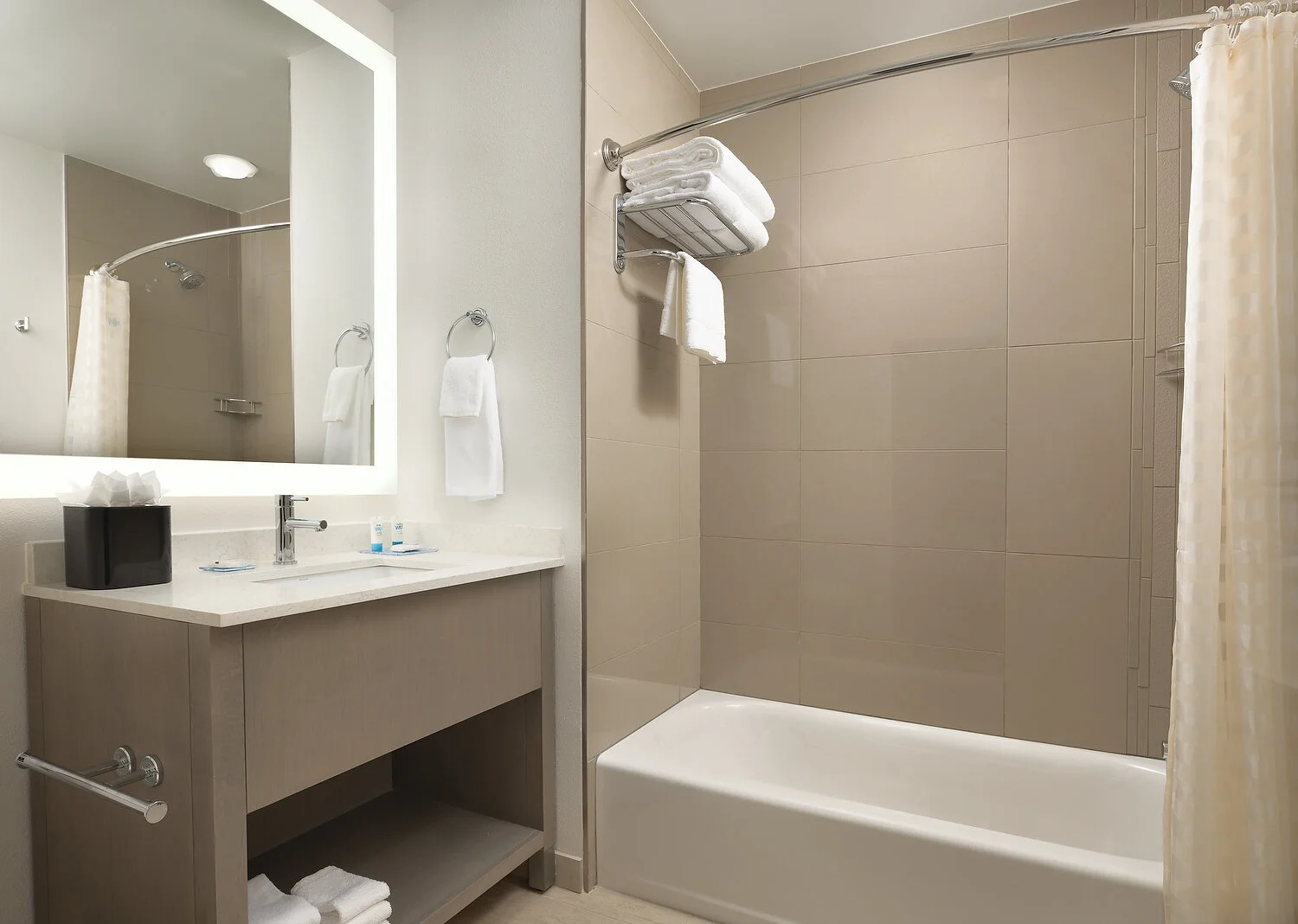 san jose hyatt 430 standard bathroom tub 129のコピー(2).JPG