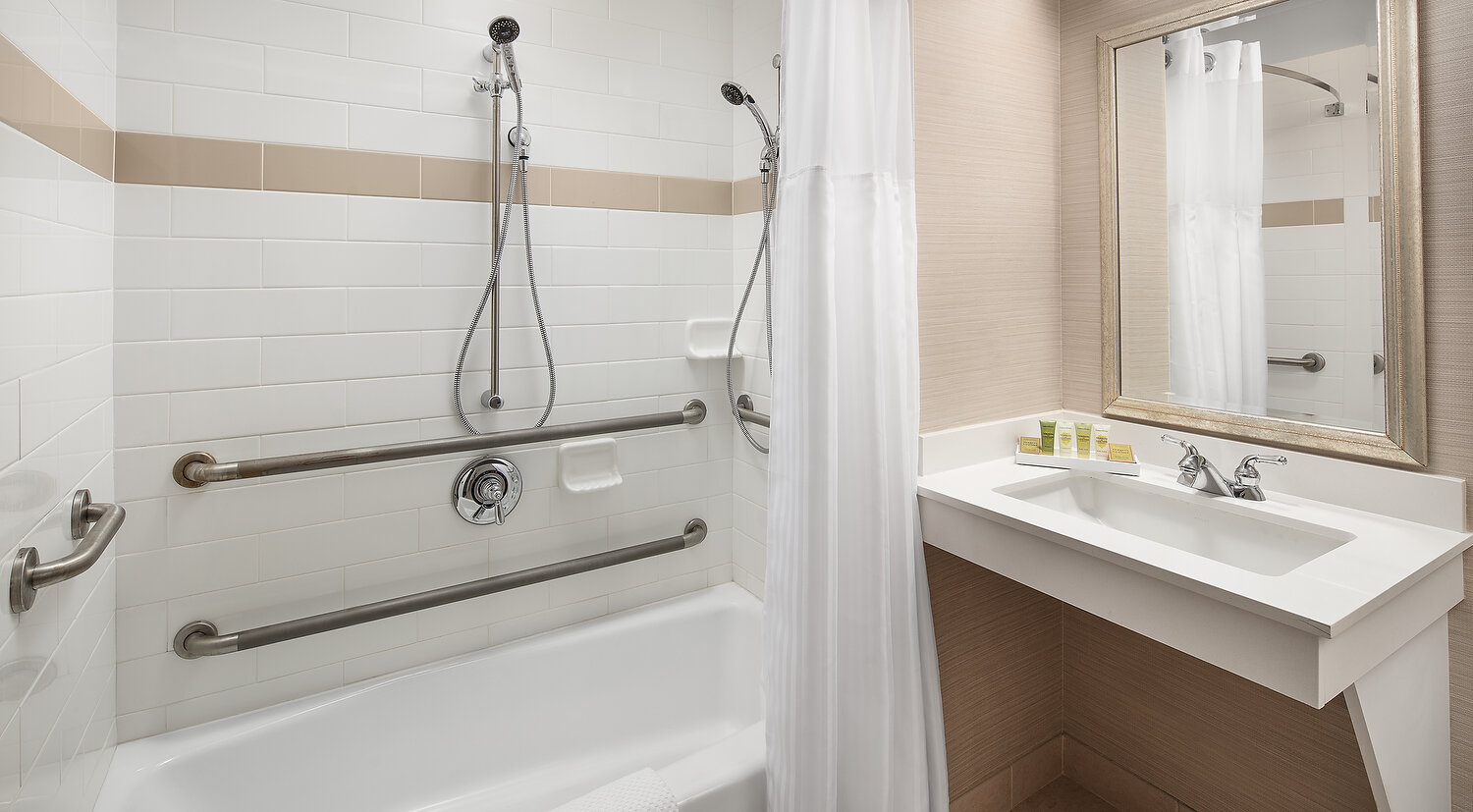 boston hilton room 948 ada bathroom bathtub 23.JPG