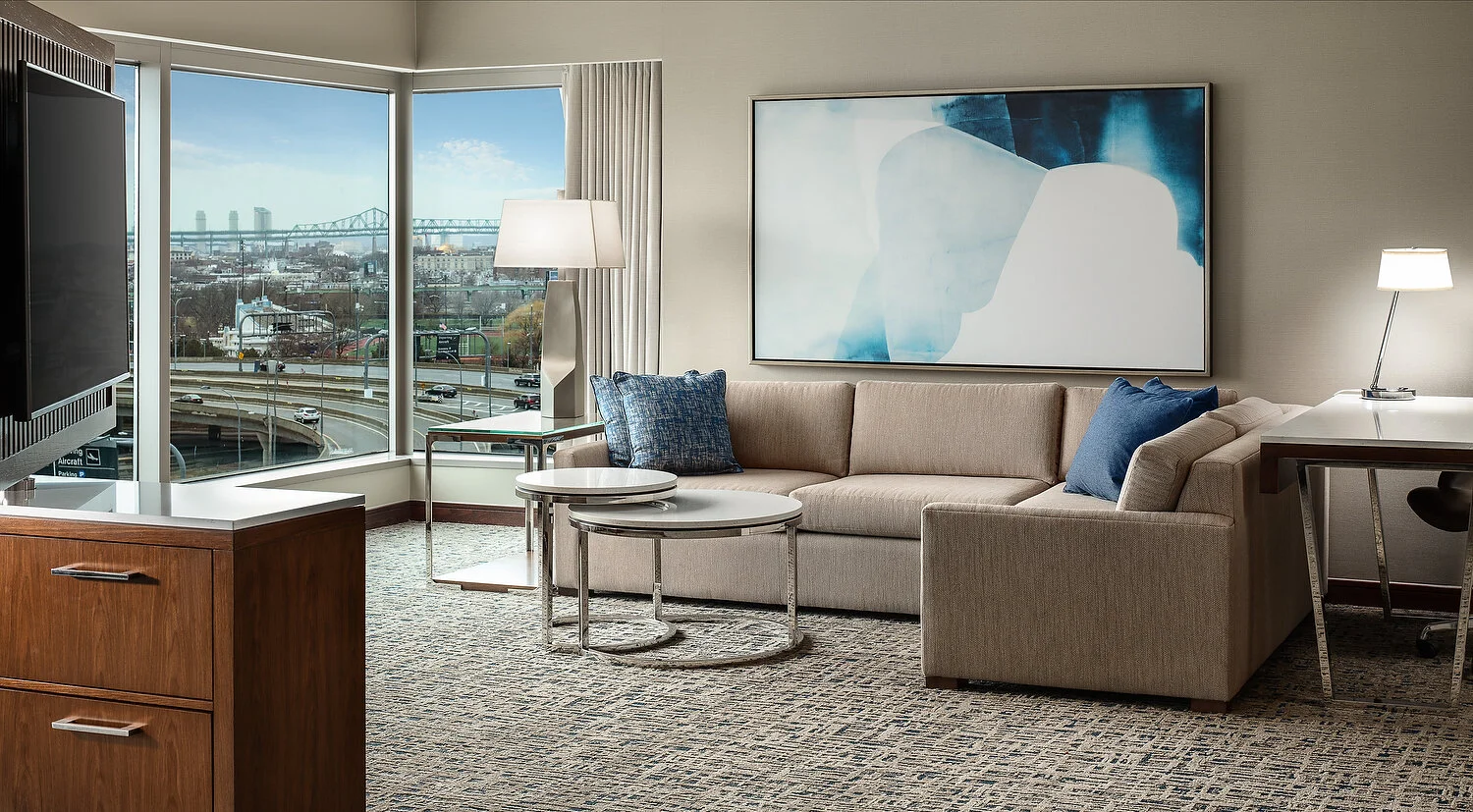 boston hilton room 900 living room 23.JPG
