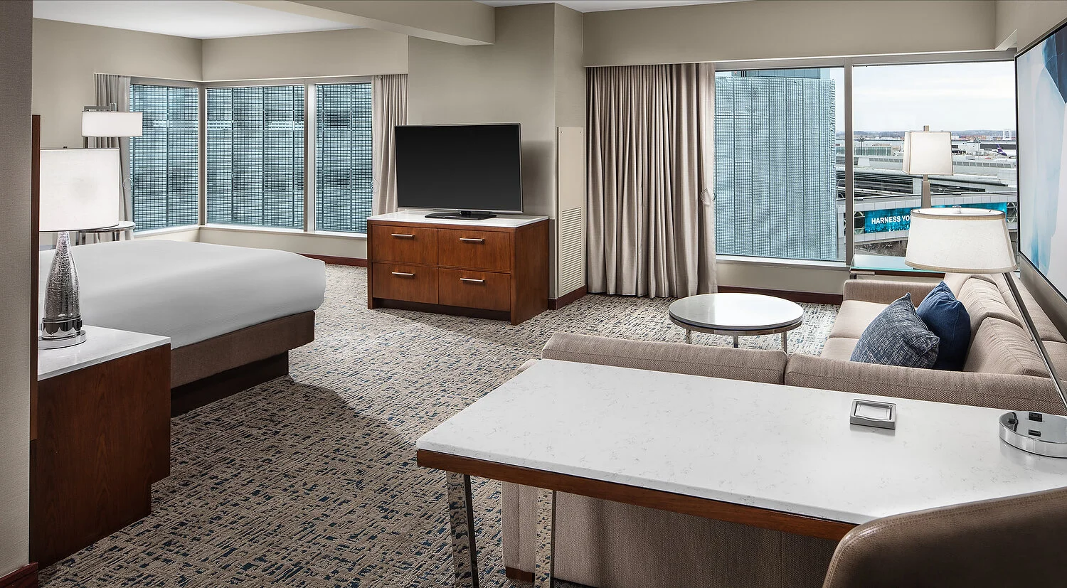 boston hilton room 948 wide toward windows 41.JPG