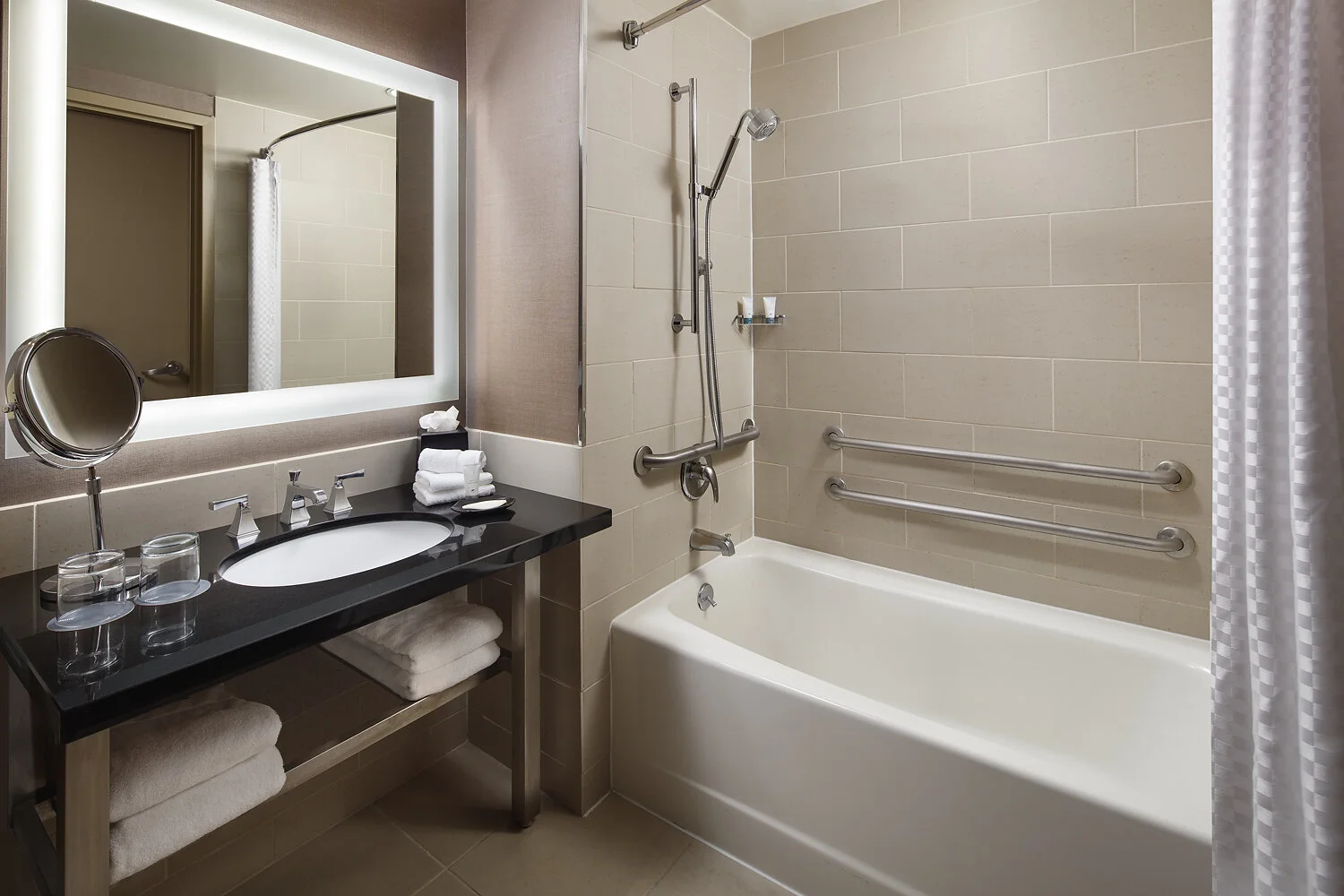 Annapolis_hilton_ada_bathroom_tub_12.JPG