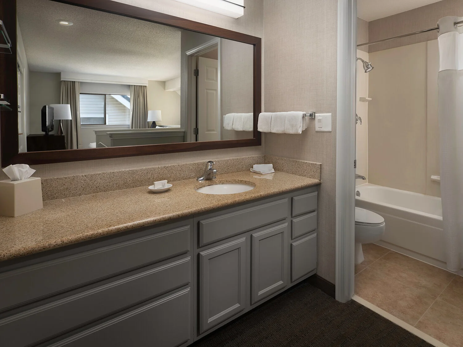 Residence Inn bellvue 2 bedroom suite loft bathroom tub 488(1).JPG