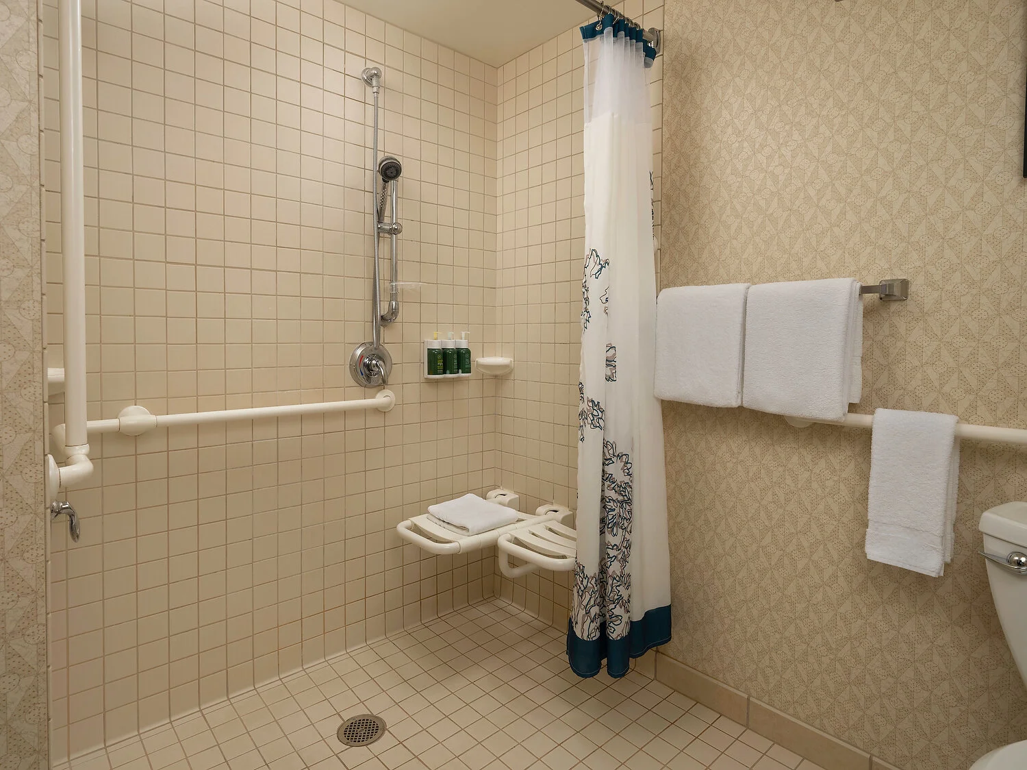 Residence Inn Bellvue downtown ada roll in 1778_1.JPG