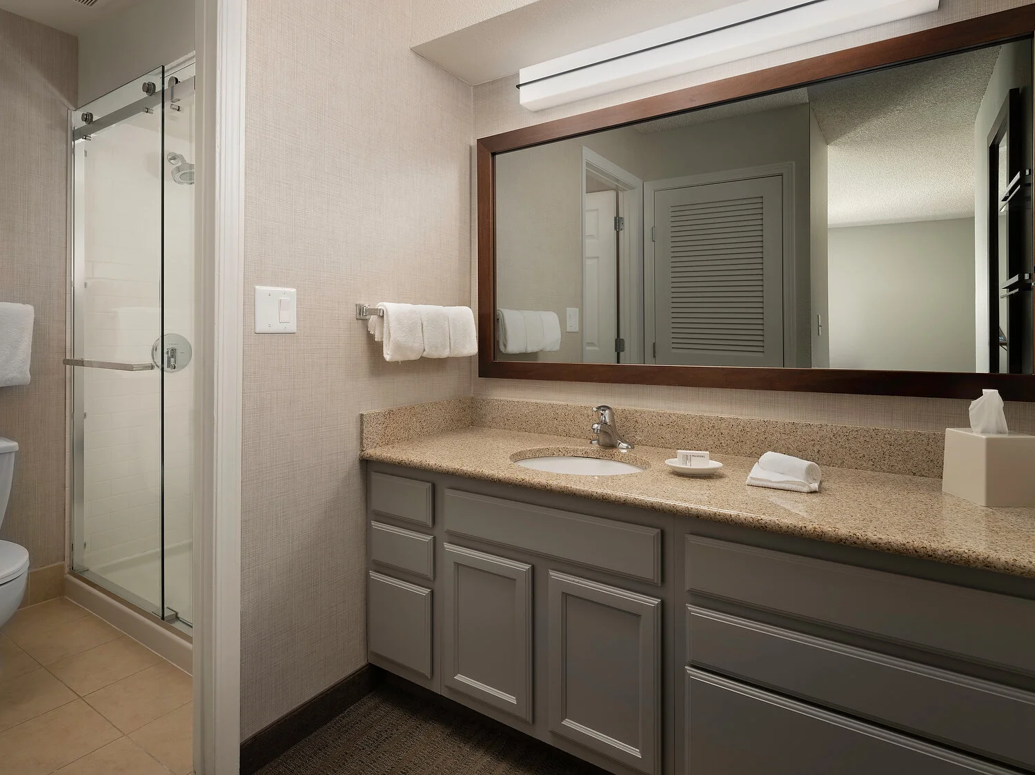 Residence Inn bellvue studio suite shower 387.TIF 09-07-37-299.JPG