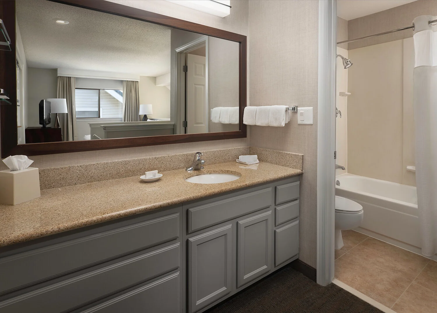 Residence Inn bellvue 2 bedroom suite loft bathroom tub 488(1).JPG