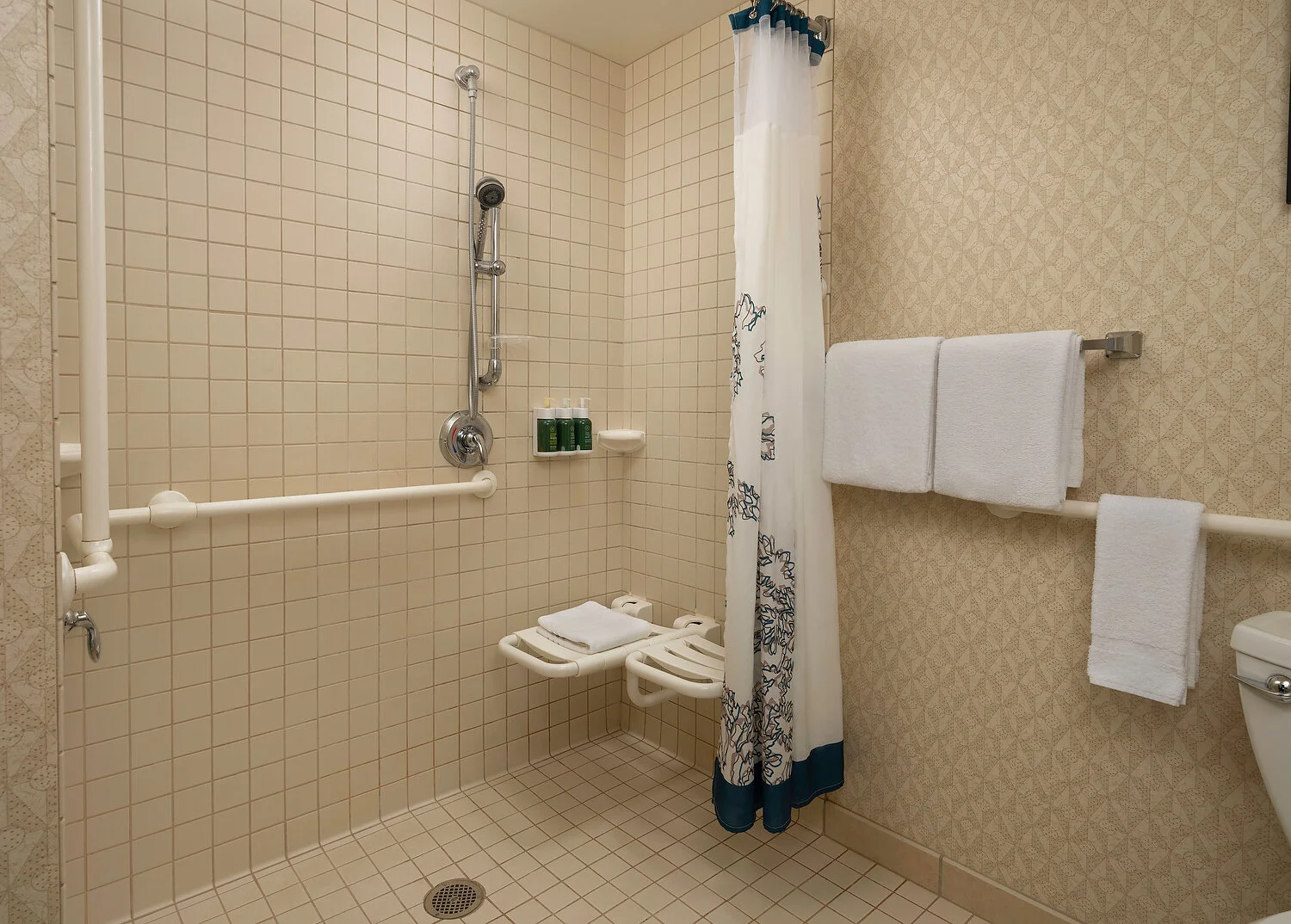 Residence Inn Bellvue downtown ada roll in 1778_1.JPG