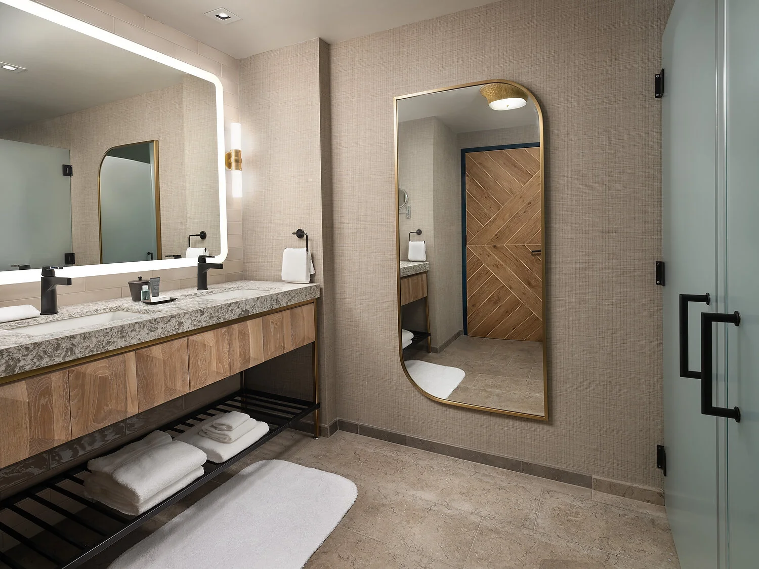 Austin 1000 Otis luminerie suite bathrooom 94A.JPG