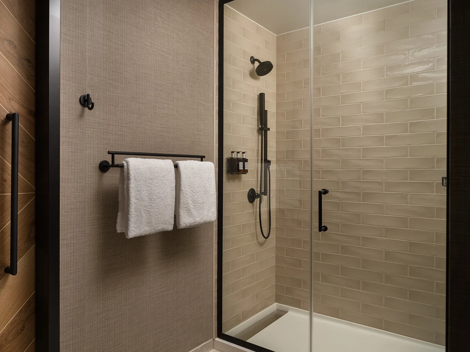 Austin Otis 523 double queen bathroom 237.JPG