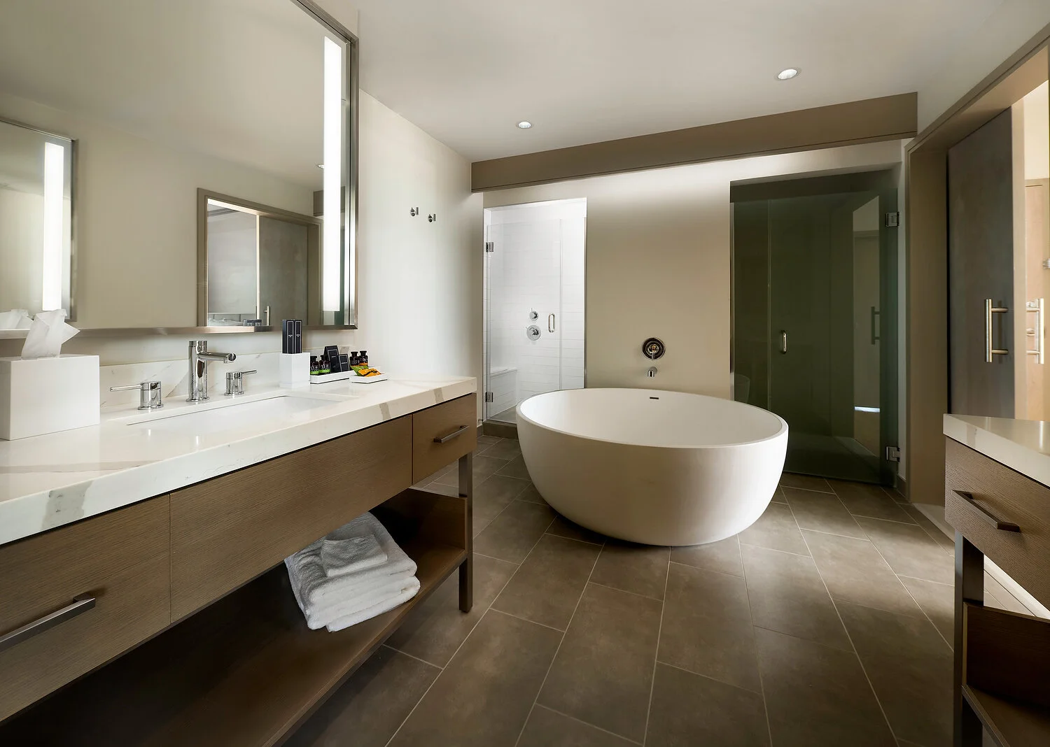 Canopy suite bathroomA.JPG