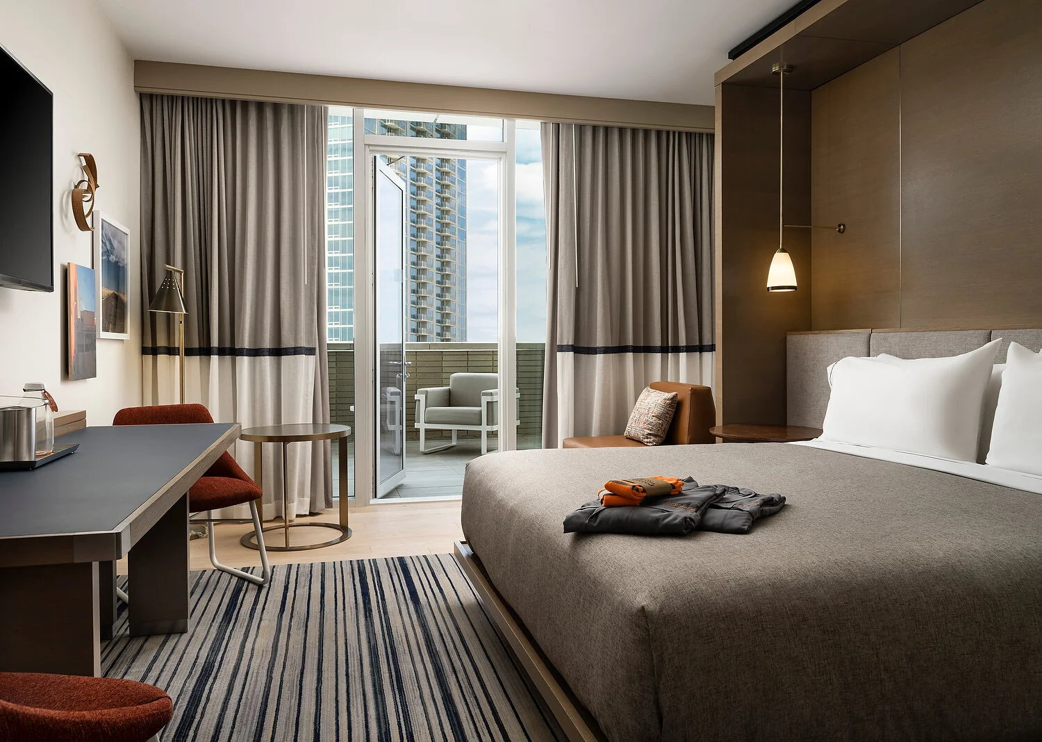 Canopy 225 balcony king AA.JPG