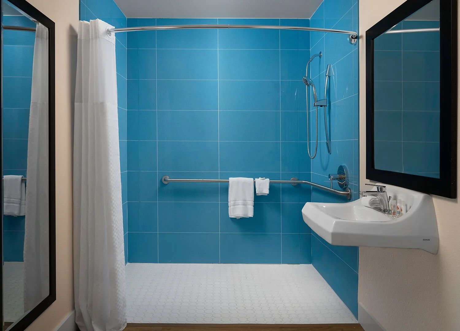 Santa Barbara Motel 6 ada roll in 148.JPG