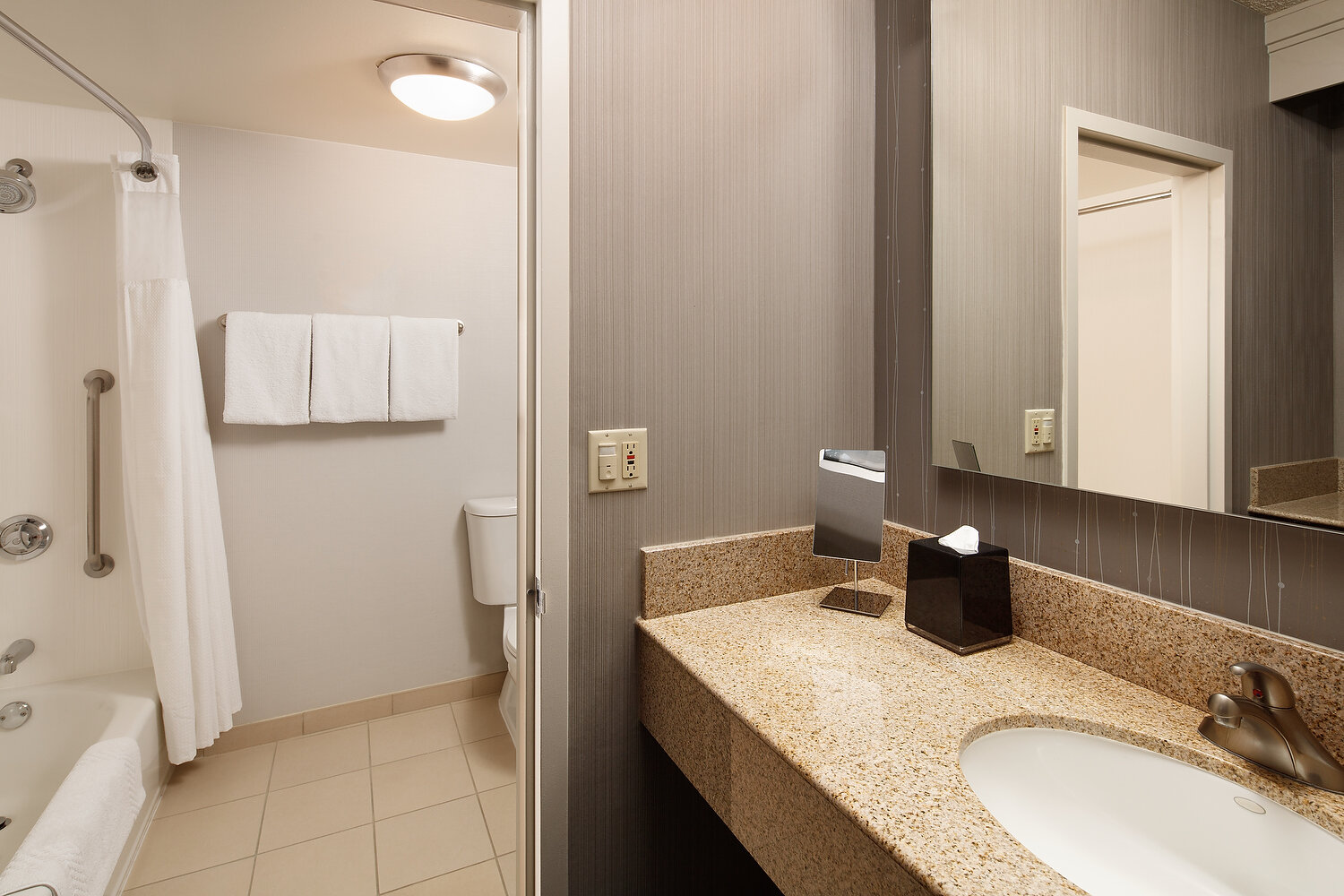 Marriott_laguna_bath_with_tub39.JPG