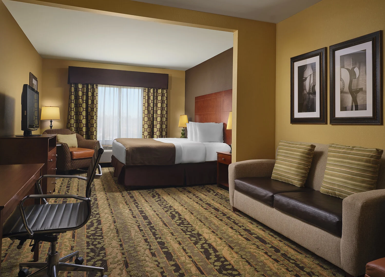 Tupelo BWP 202 ADA king suite.JPG