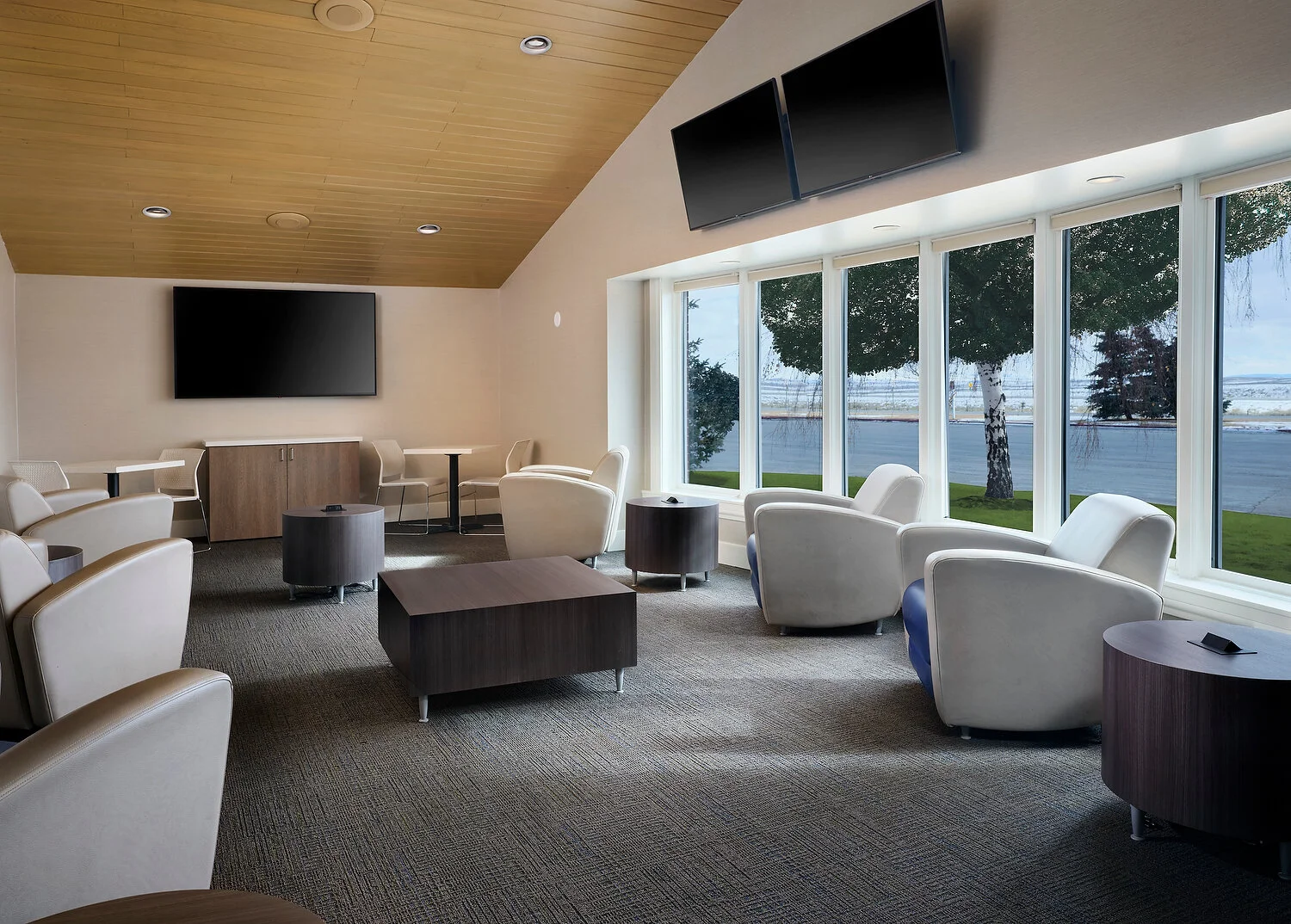 wyomiing lounge areaA.JPG