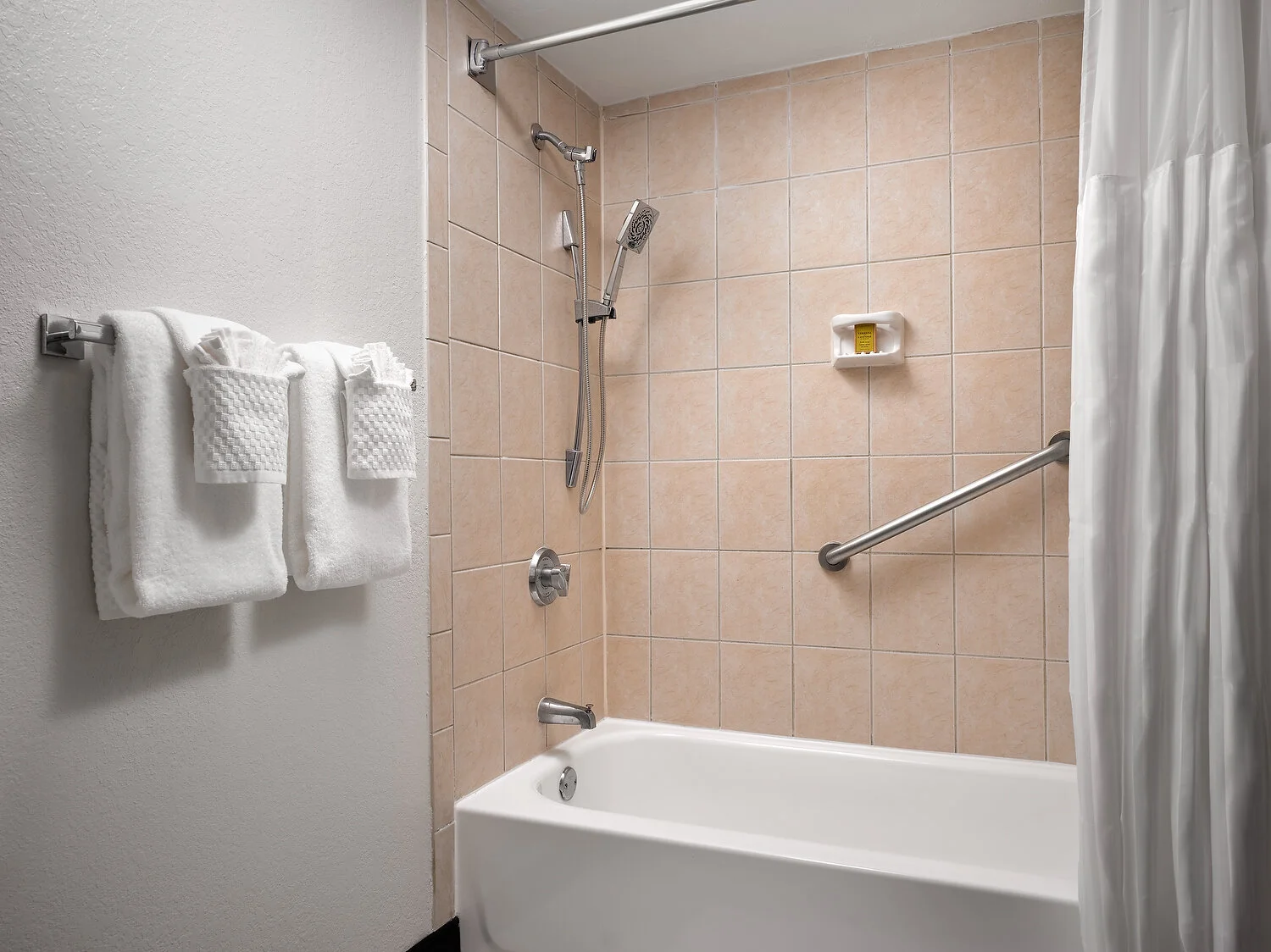 Doubletree 512 ADA bathtuba.JPG