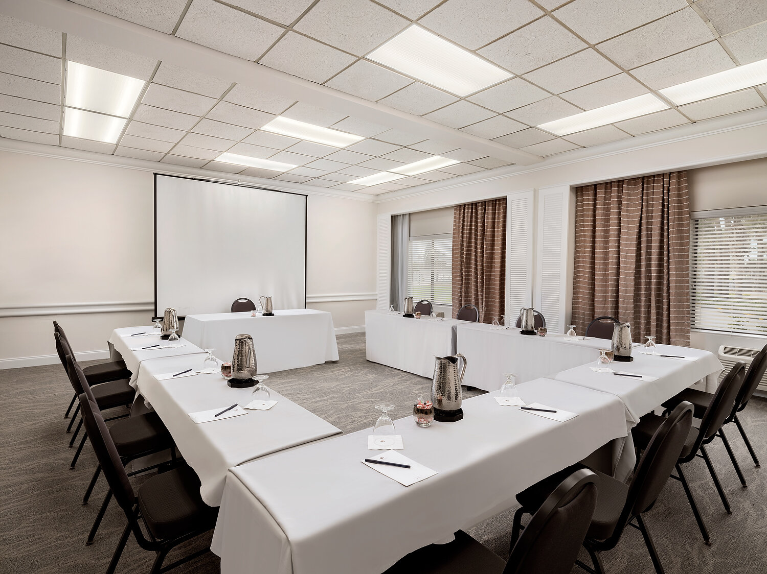 Doubletree meeting space U shapre 27A.JPG