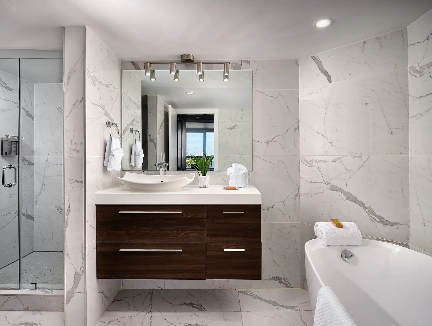 Miami Hilton Doubletree condo 1632 bathroom-PATHA.JPEG