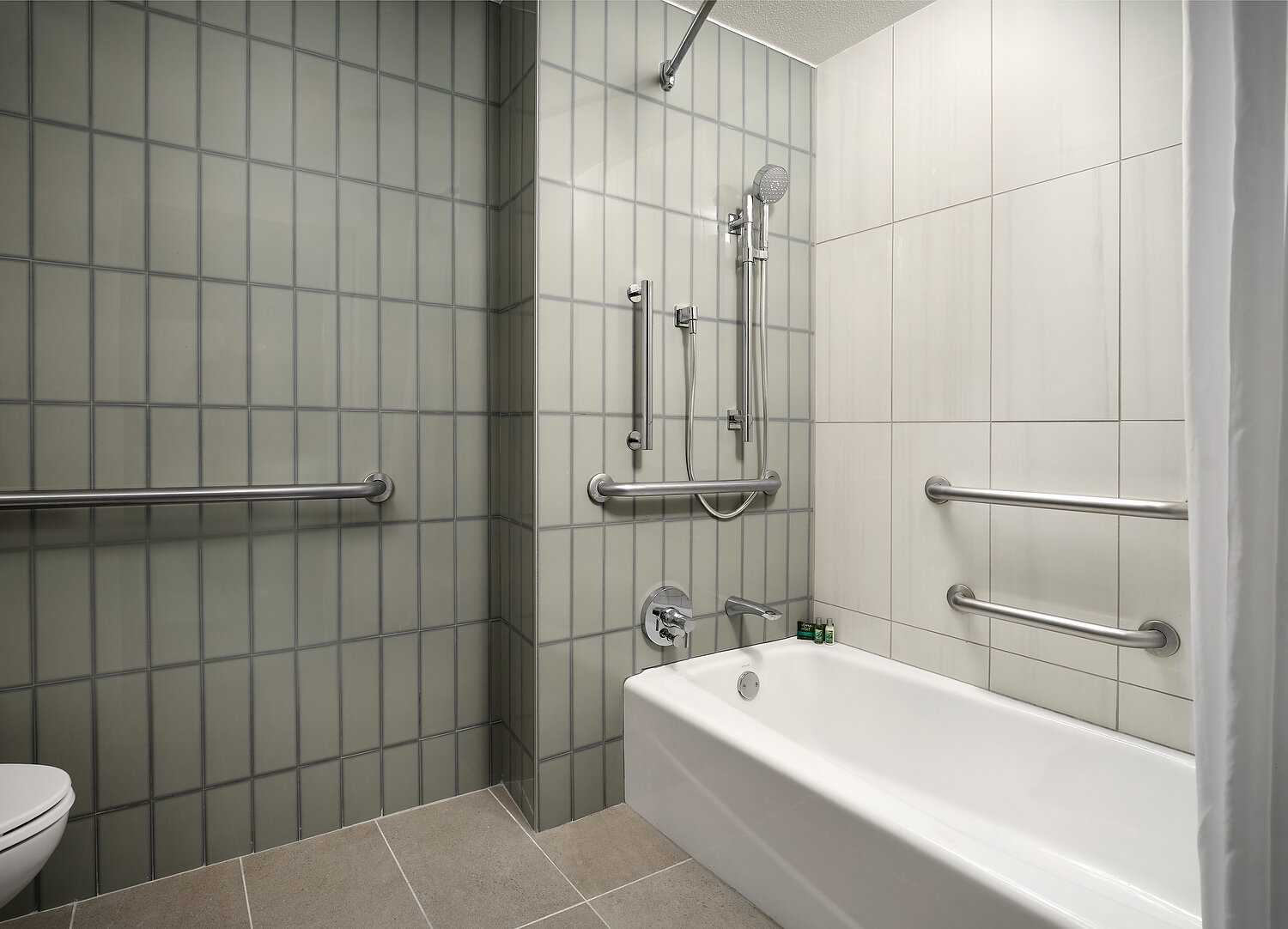 Orlando Caribe 3341 ADA bath.JPEG