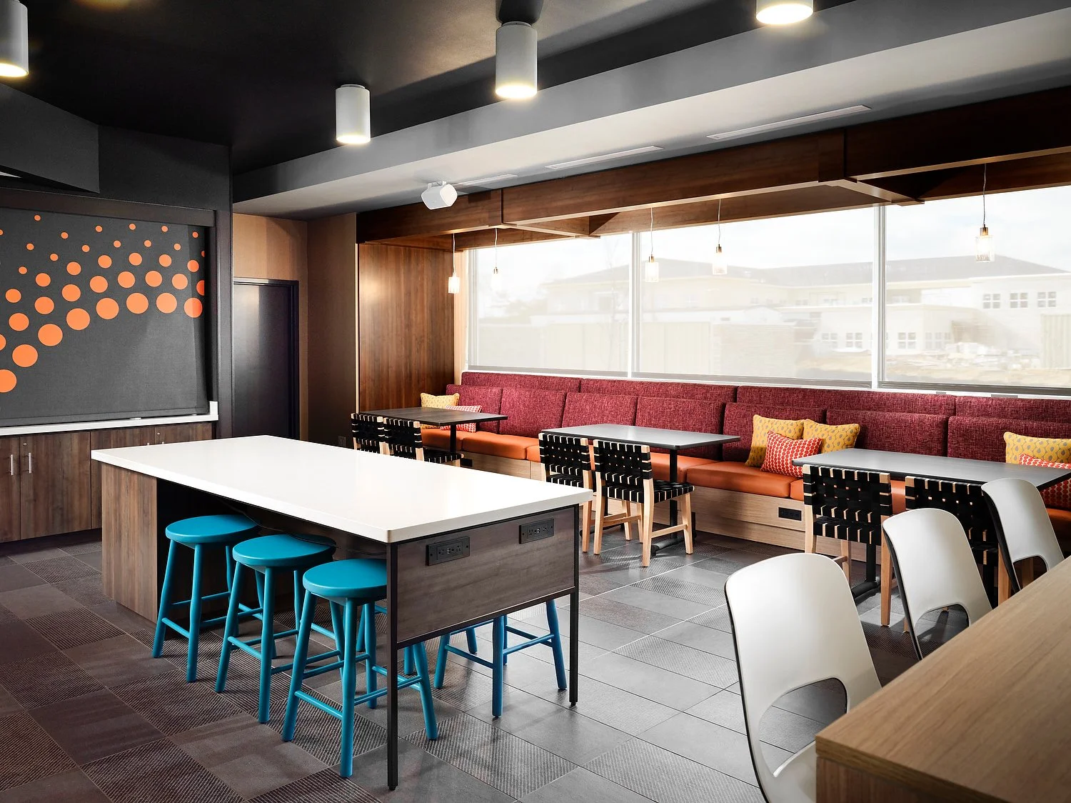 Tupelo Tru sitting areaA-PATH.JPEG