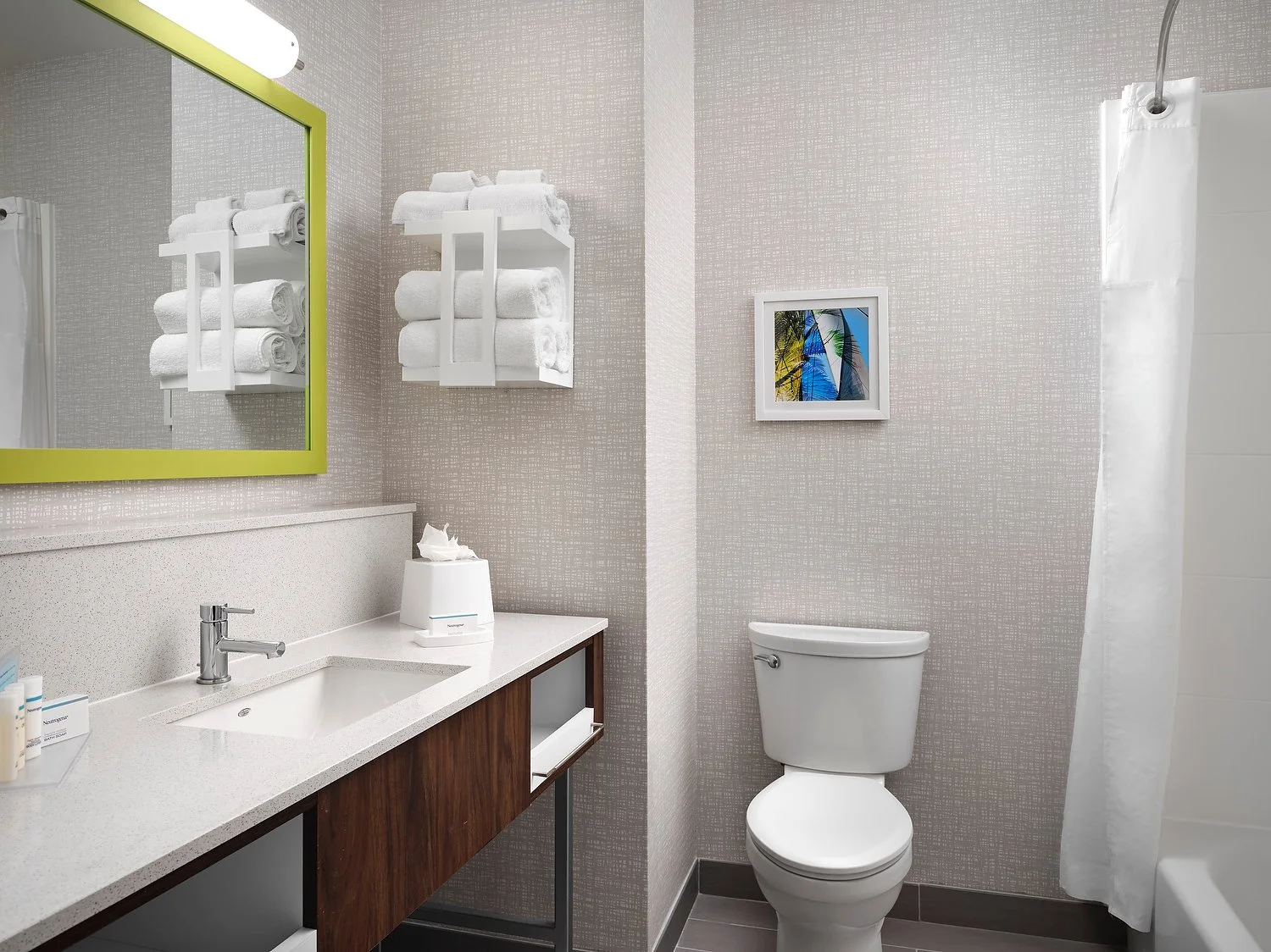 Florida Hampton bathroom with bathtub.JPEG