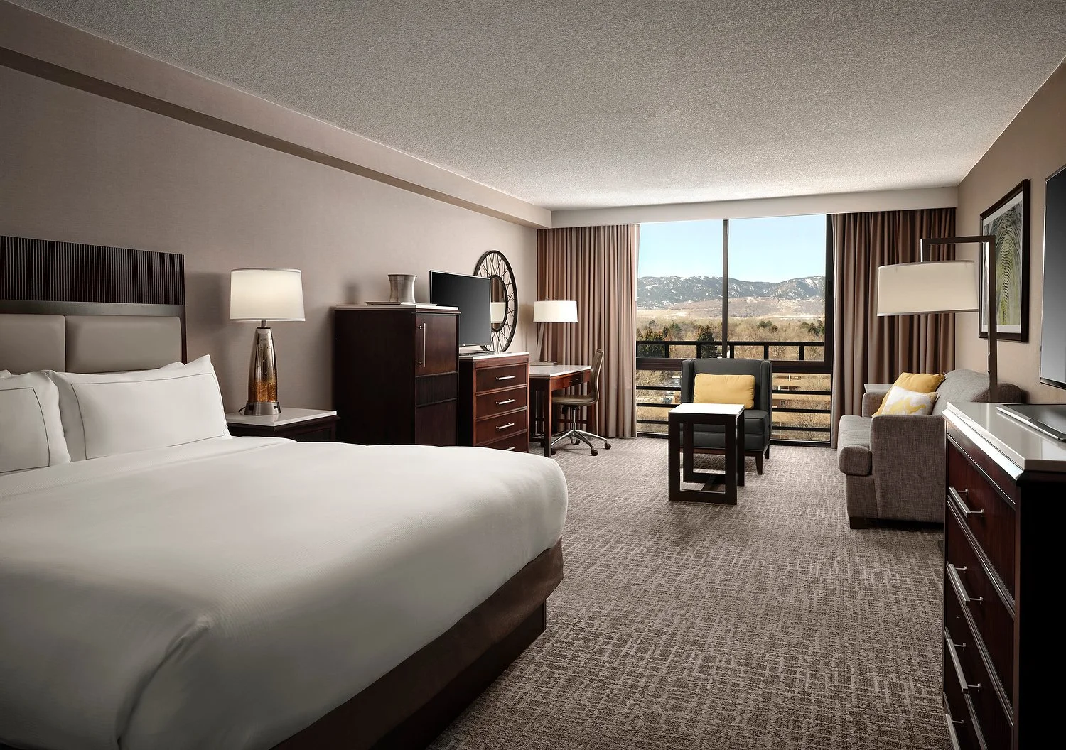 Fort Collins Hilton 901 exec king.JPEG