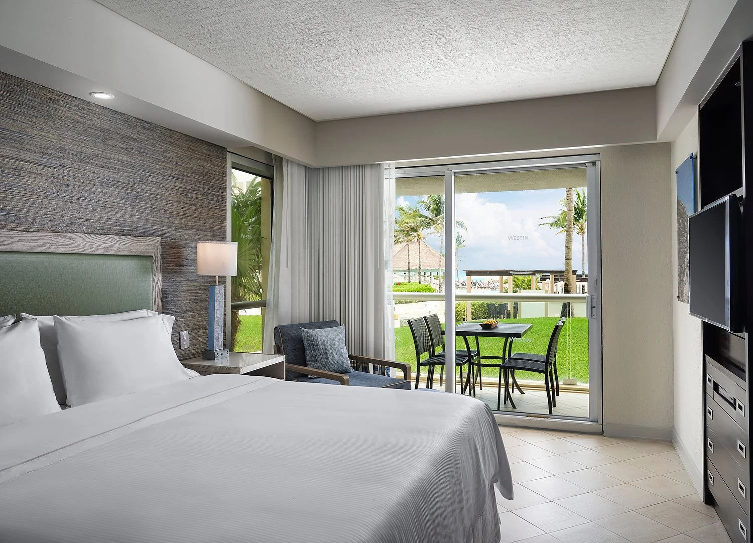 Cancun Lagunamar OBVI 811 1 bedroom master bedroom.JPEG