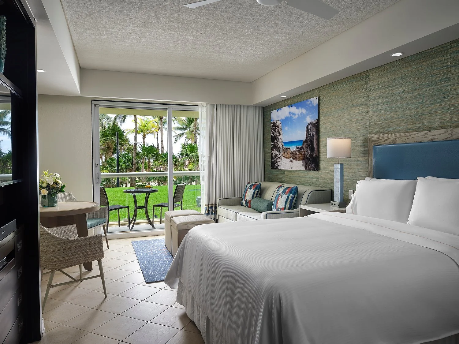 Cancun Lagunamar STDO 812 oceanview studio wide shot.JPEG