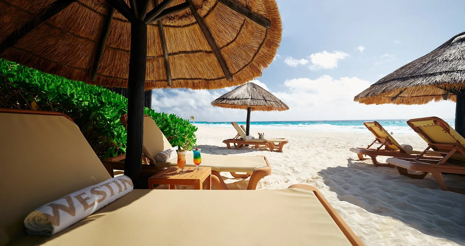 Cancun Lagunamar umbrellas tight.JPG