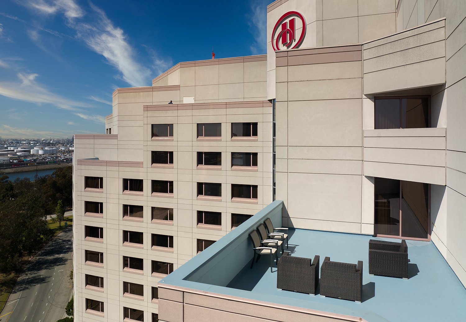 Long Beach 1408 2 queen balcony  216.JPEG