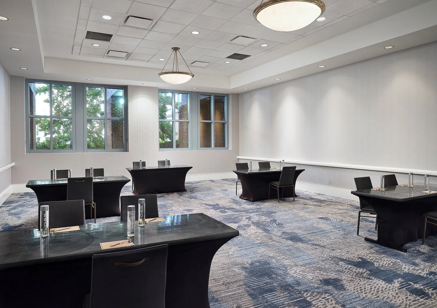 Portsmouth Rennaissance meeting room with window0.JPG