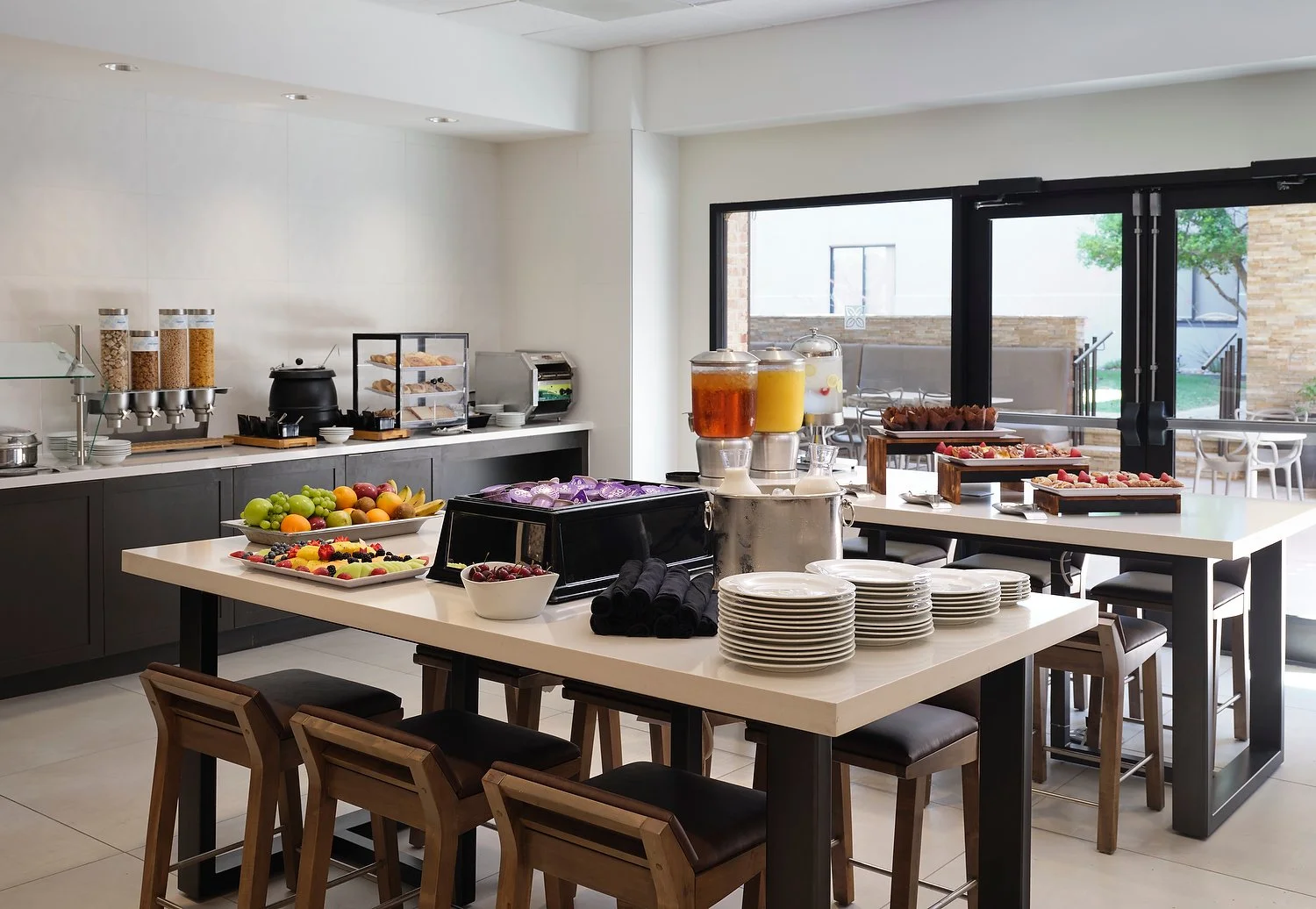 Las Colinas HGI breakfast area.JPG