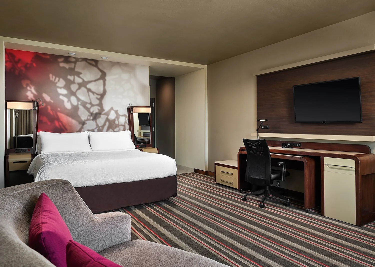 Dallas Grapevine DFW Courtyard king with desk area.JPEG