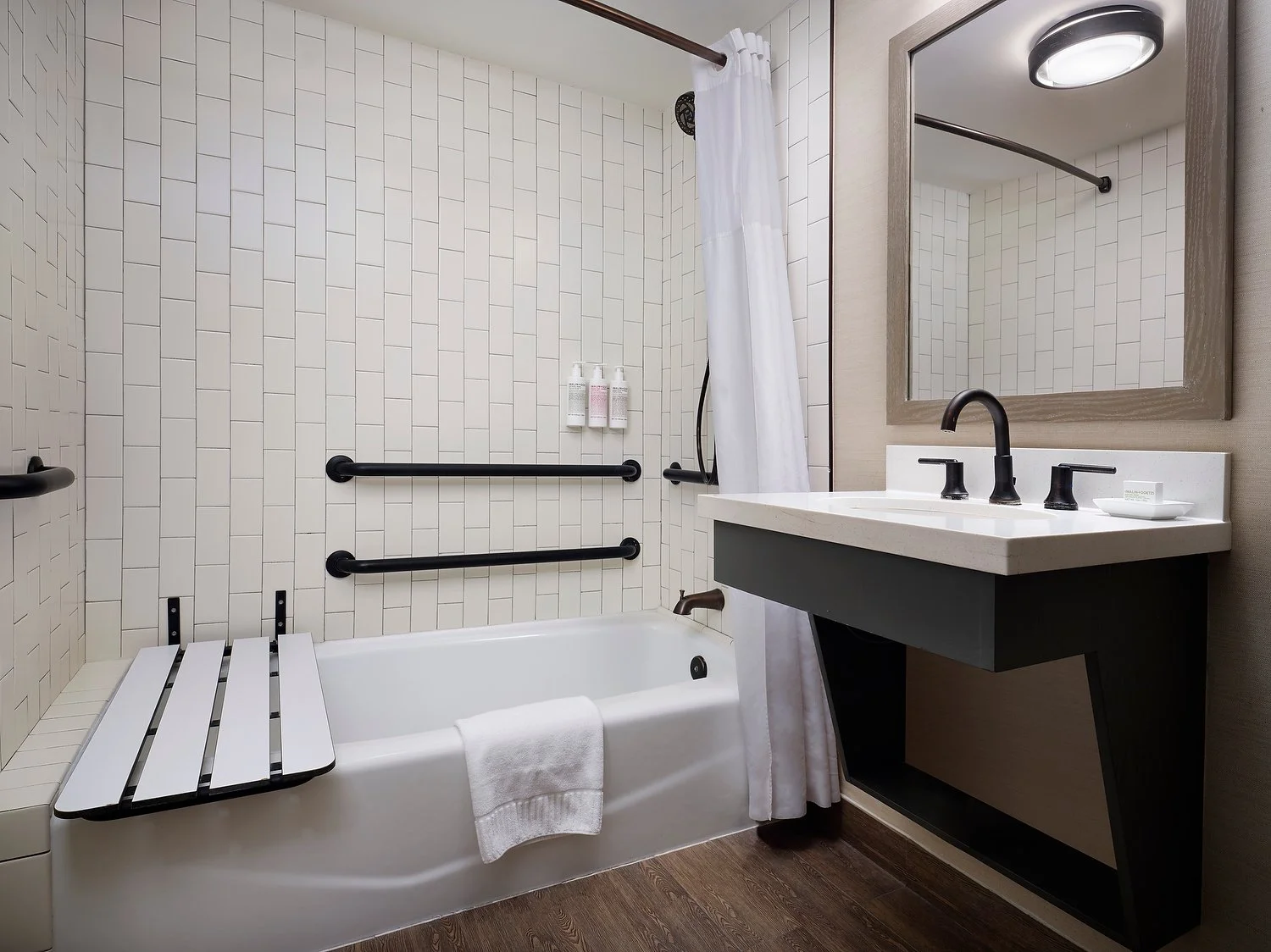 Leta Inn ADA bathtub.JPEG