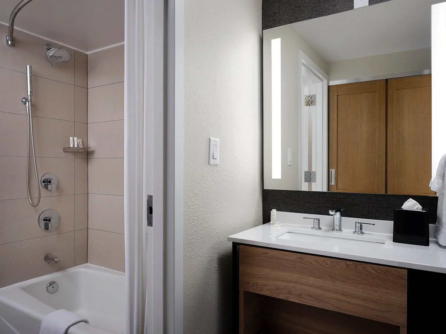 Grand Rapids Sheraton rom 286 queen(w-BALC)(bath-tub).JPEG