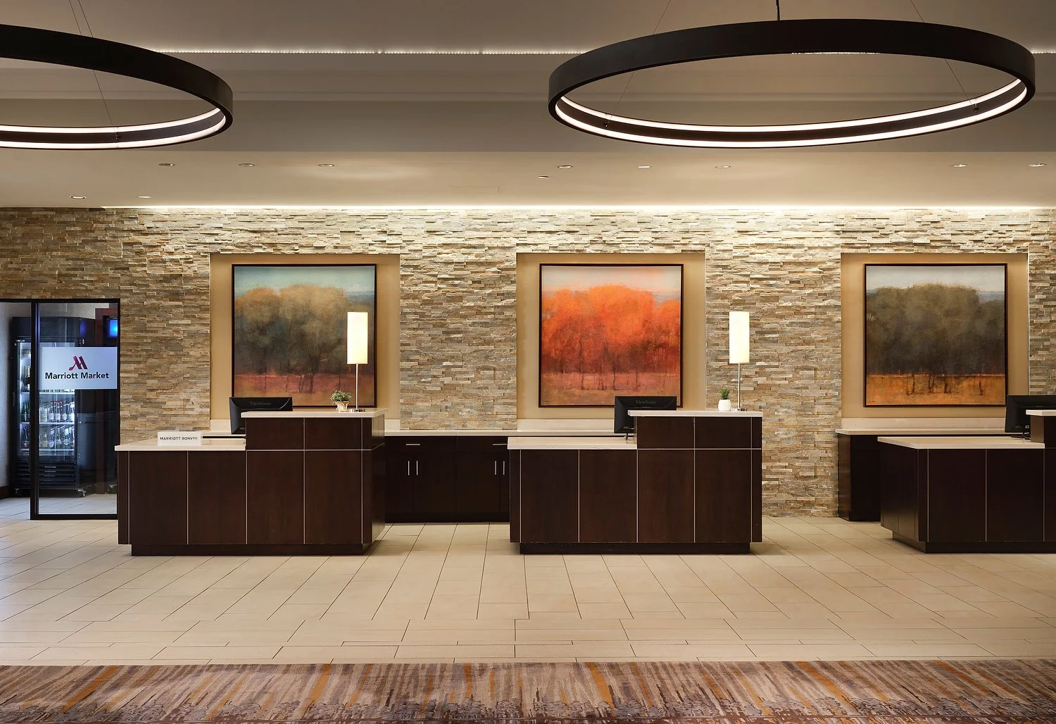 Minneapolis Marriott front desk.JPG