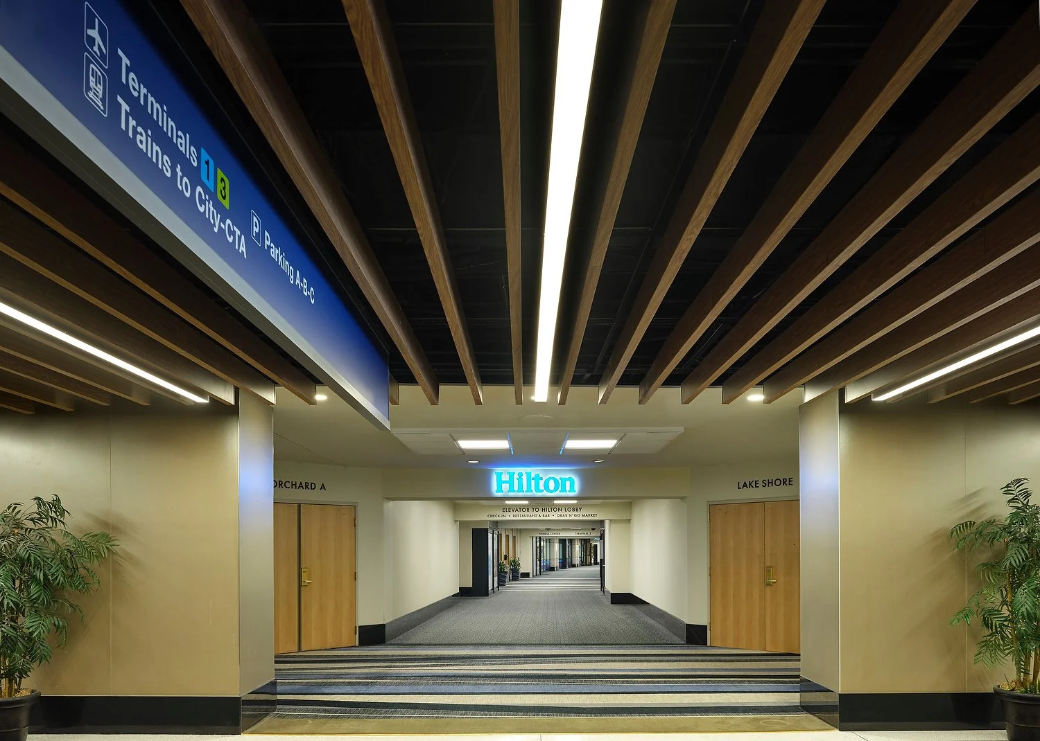 Chicago Ohare Hilton tunnel entrance.JPG