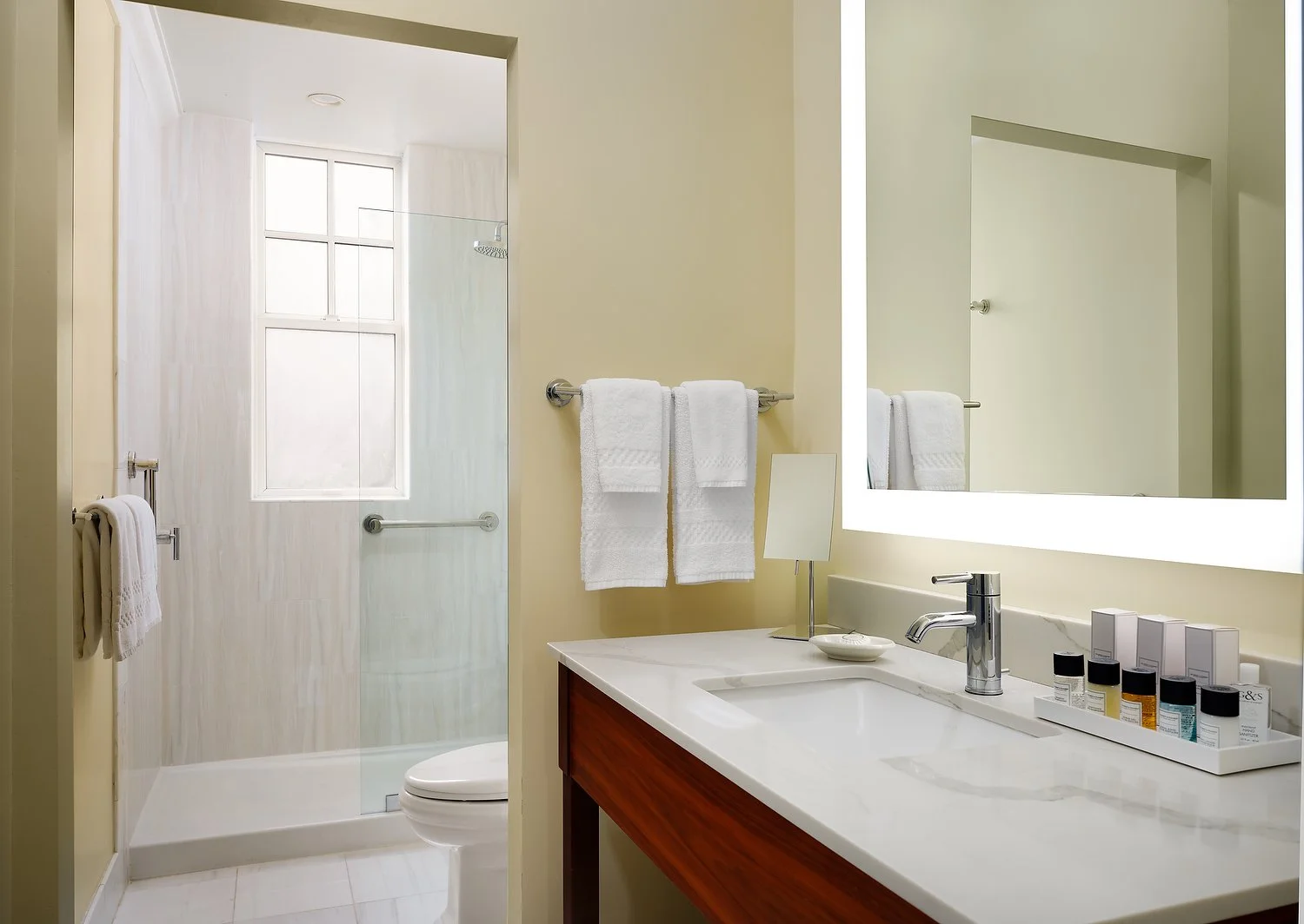 grand colonial room205 bathroom 2.JPEG