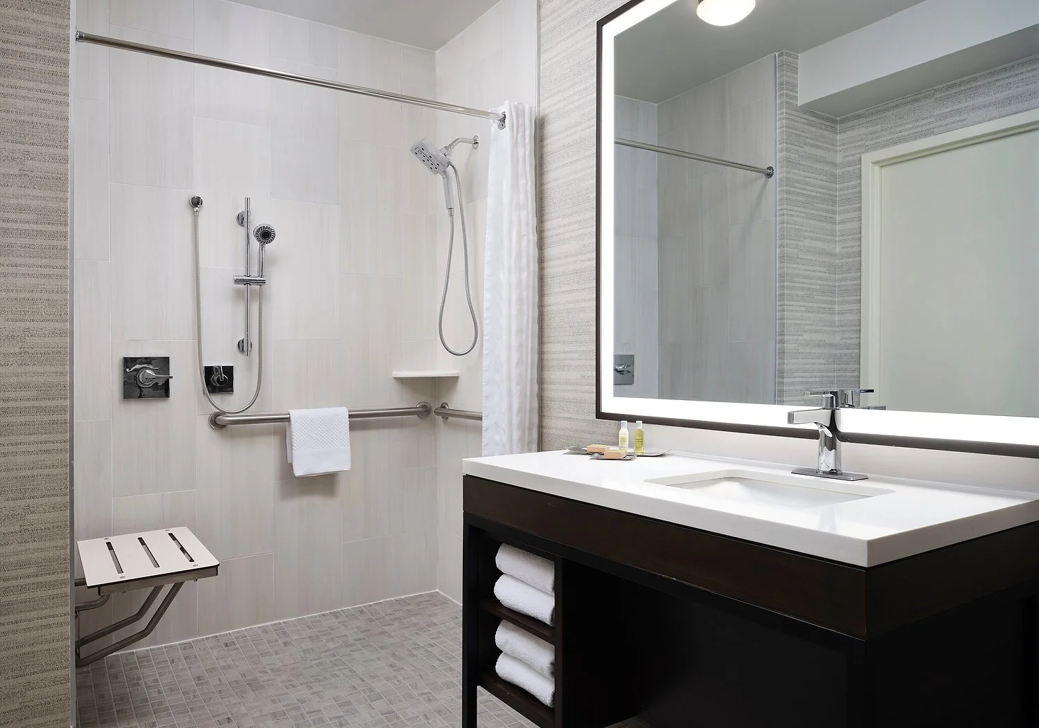 Nashvile doubletree room901 ADA bath roll-inn.JPG