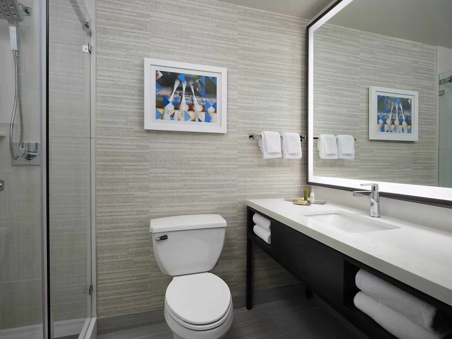 Nashvile doubletree room934 standard bath.JPG