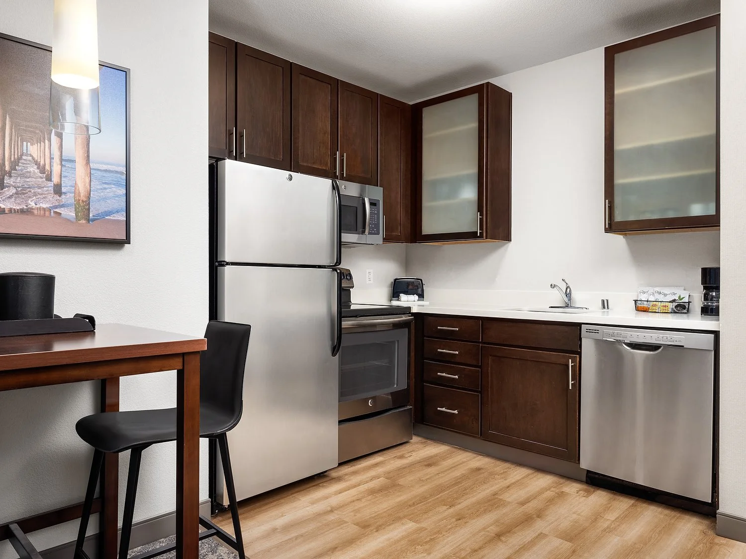 Redondo_Beach_Residence_Inn_RM405_1BR_Suite_King_Kitchen.JPEG