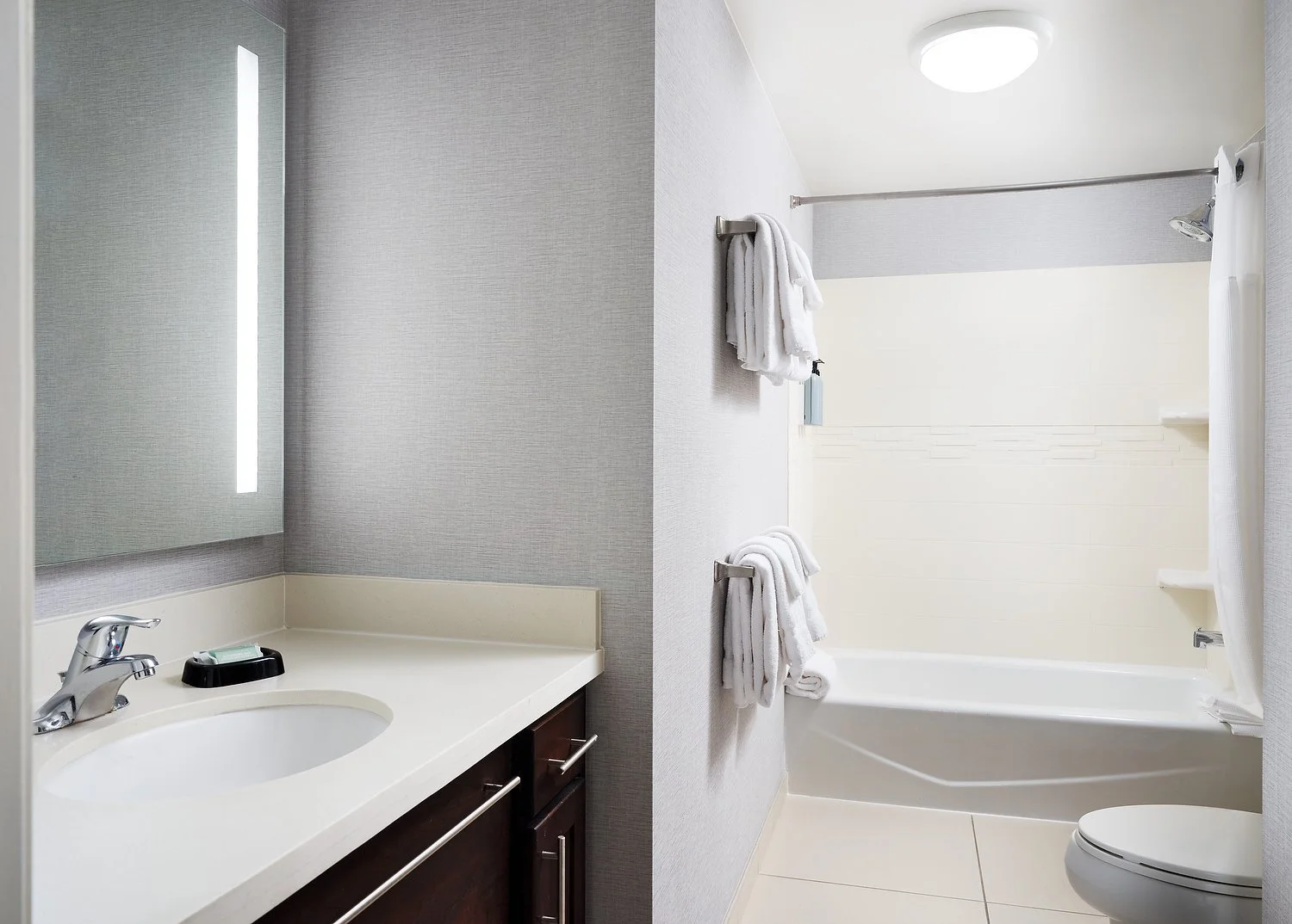 Redondo_Beach_Residence_Inn_room_425_1BR_suite_2_queen_standard_bath_tub.JPEG
