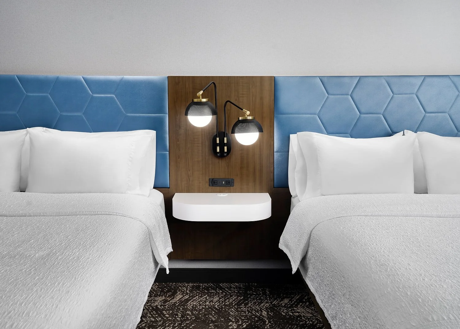 Hurst Hampton Inn bedheadbord.JPEG