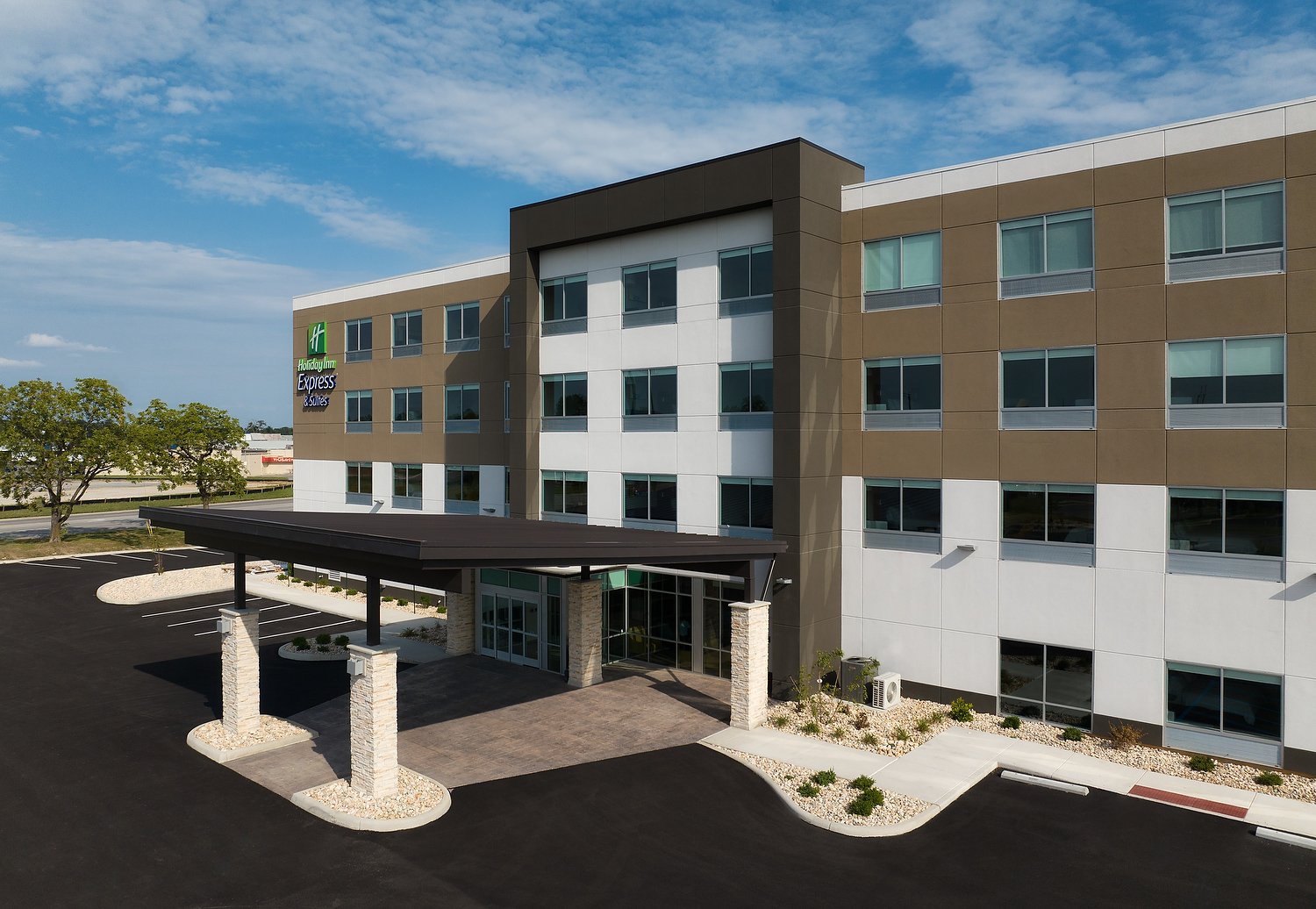 Lima Holiday Inn daytime exterior.JPEG