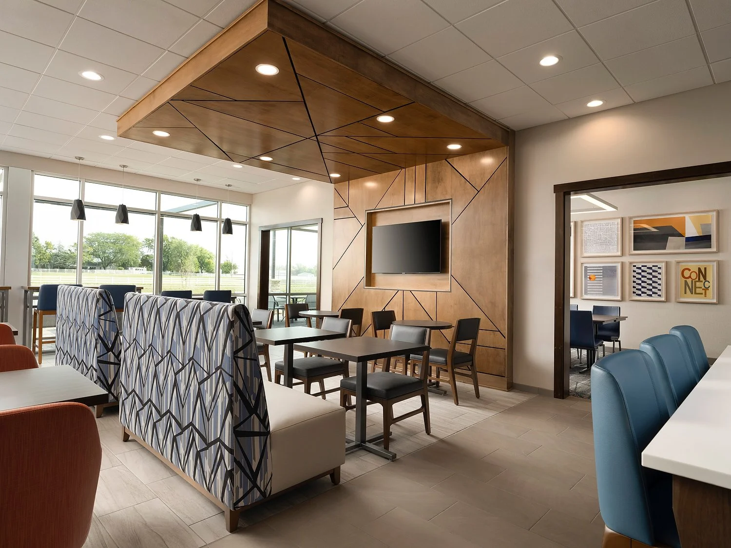 Lima Holiday Inn Express breakfast seating area.JPG